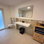 Modernes 2-schlafzimmer Business Eg In Ehningen, Ibm, Mercedes-benz Sindelfingen, S-bahn Und A81 Mit Parkplatz Apartment