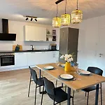 Modernes 2-schlafzimmer Business Eg In Ehningen, Ibm, Mercedes-benz Sindelfingen, S-bahn Und A81 Mit Parkplatz Apartment Ehningen