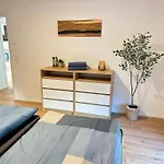 Modernes 2-schlafzimmer Business Eg In Ehningen, Ibm, Mercedes-benz Sindelfingen, S-bahn Und A81 Mit Parkplatz Apartment *