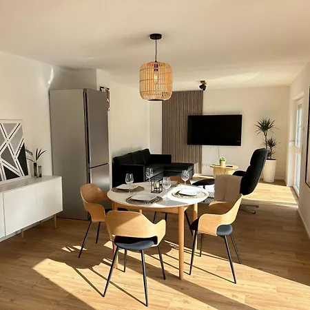Luxurioese Eg-wohnung Mit Gartenblick & Garage - 3 Min Zur S-bahn - Naehe Messe Stuttgart, Daimler & Ibm - Ideal Fuer Familien & Geschaeftsreisende * Ehningen