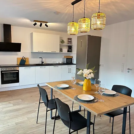 Luxurioese Eg-wohnung Mit Gartenblick & Garage - 3 Min Zur S-bahn - Naehe Messe Stuttgart, Daimler & Ibm - Ideal Fuer Familien & Geschaeftsreisende Apartment Ehningen