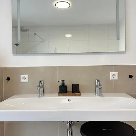 Luxurioese Eg-wohnung Mit Gartenblick & Garage - 3 Min Zur S-bahn - Naehe Messe Stuttgart, Daimler & Ibm - Ideal Fuer Familien & Geschaeftsreisende Apartment