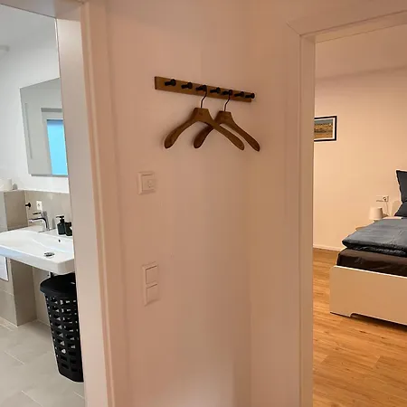 Modernes 2-Schlafzimmer Business Wohnung In Ehningen Nahe Ibm, Mercedes-Benz Sindelfingen, S-Bahn Und A81 Mit Parkplatz Ehningen