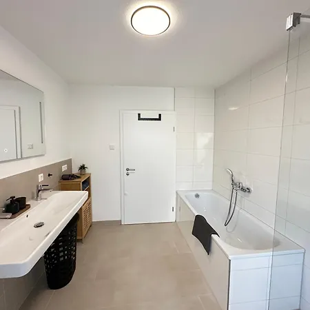 Apartment Luxurioese Eg-wohnung Mit Gartenblick & Garage - 3 Min Zur S-bahn - Naehe Messe Stuttgart, Daimler & Ibm - Ideal Fuer Familien & Geschaeftsreisende Ehningen