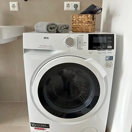 Luxurioese Eg-wohnung Mit Gartenblick & Garage - 3 Min Zur S-bahn - Naehe Messe Stuttgart, Daimler & Ibm - Ideal Fuer Familien & Geschaeftsreisende Apartment *